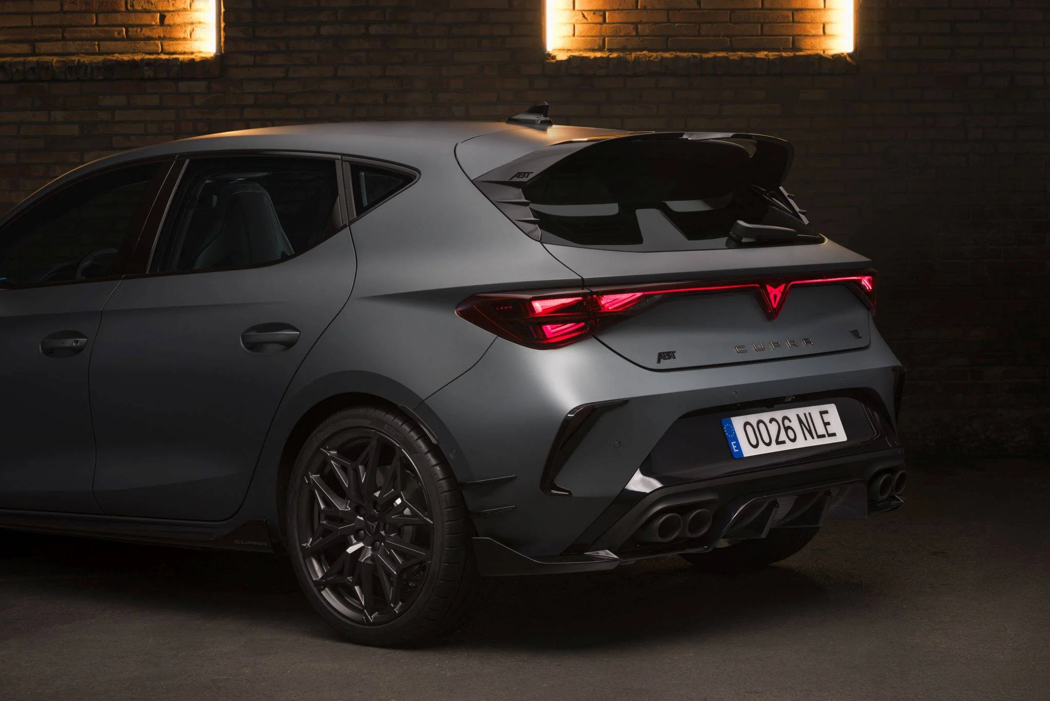 Detail zádě CUPRA Leon s ABT střešním spoilerem a nápisem ABT