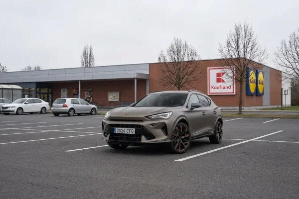 CUPRA Formentor 2026 recenze - sportovní crossover zaparkovaný na českém parkovišti