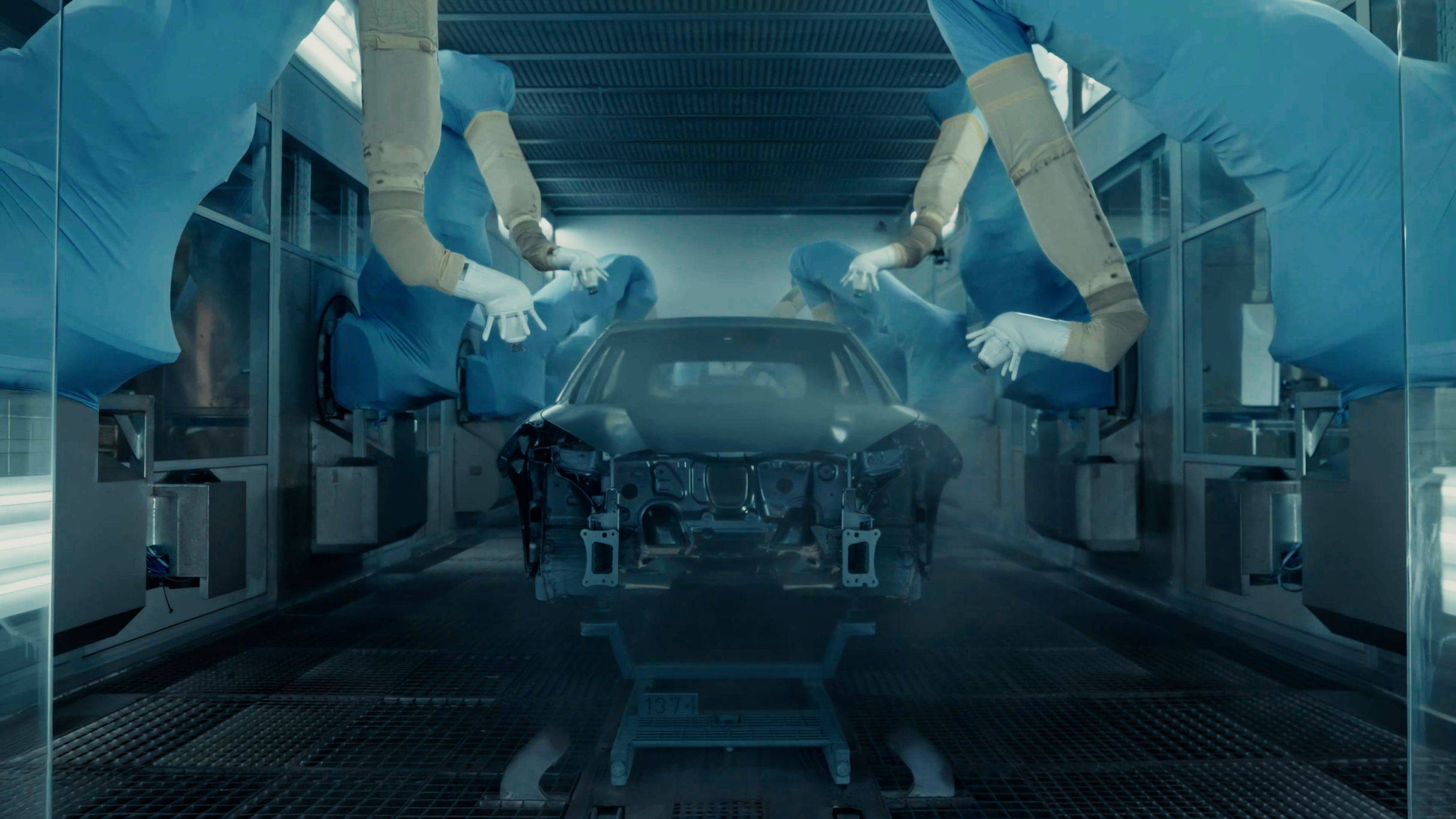 Roboti kontrolují karoserii CUPRA Raval v měřicí a lakovací kabině