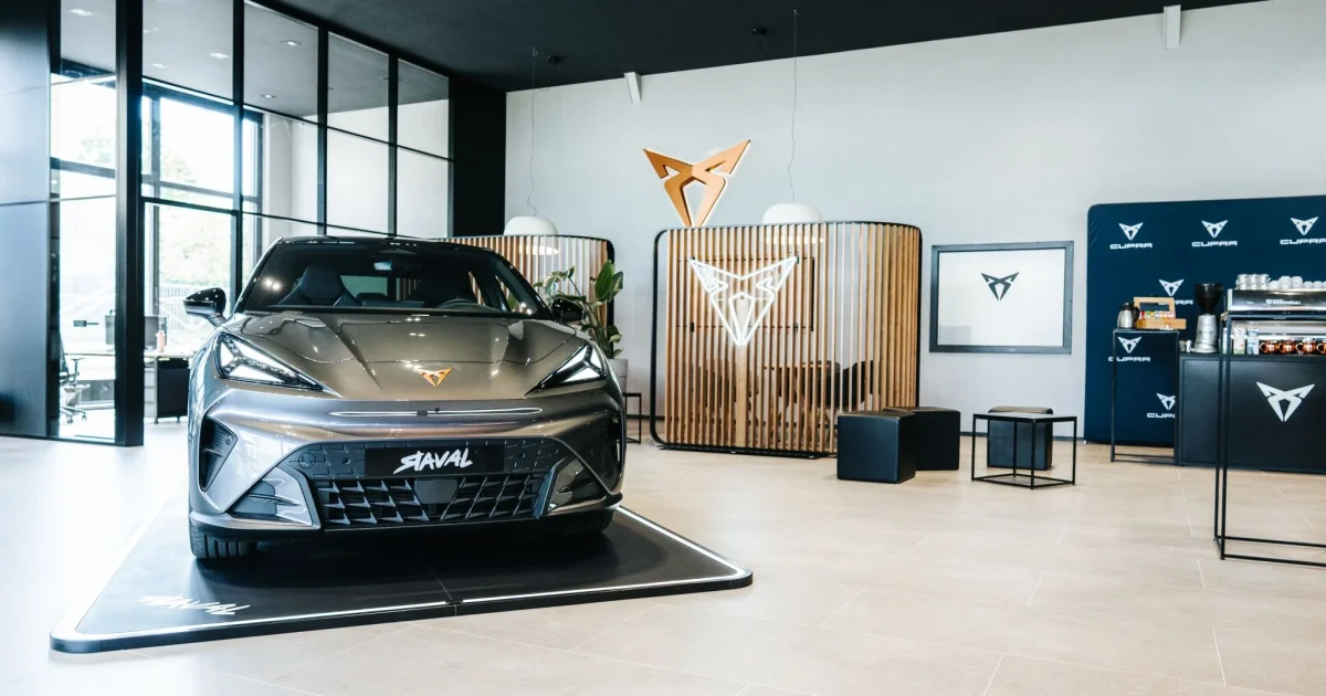 CUPRA Raval v showroomu - sériový městský elektromobil