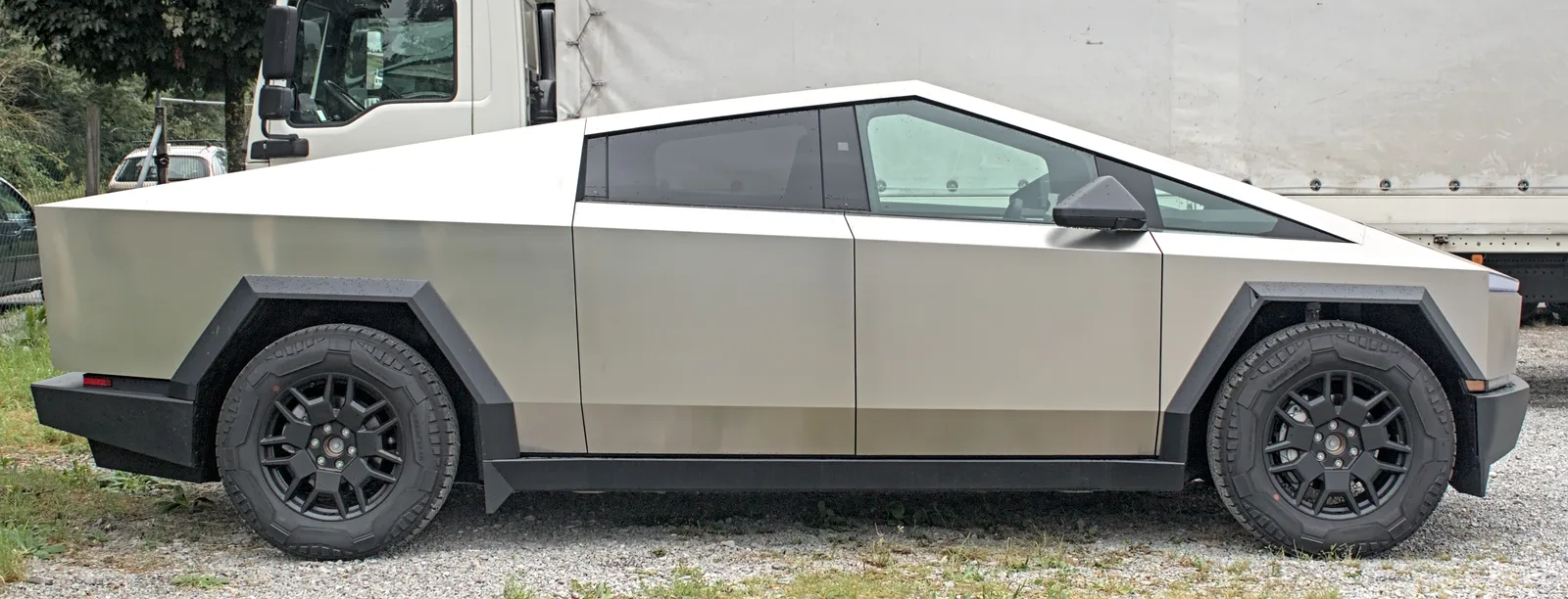 Tesla Cybertruck z boku