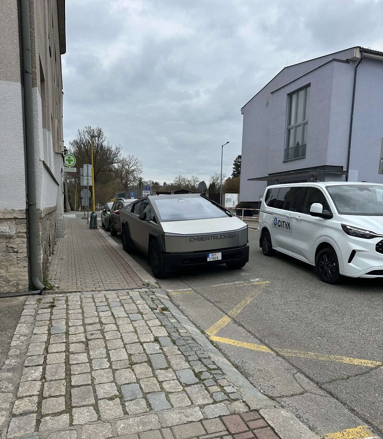 Tesla Cybertruck s polepem CYBERTRUCK.EU zaparkovaný v české ulici