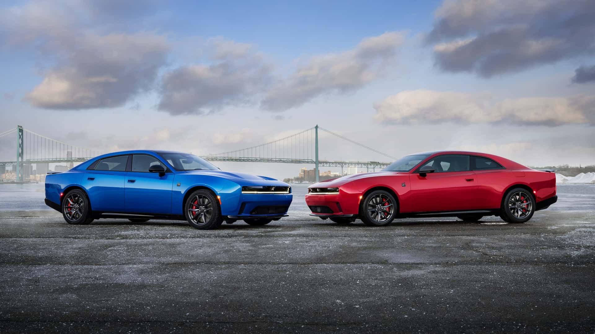 Dodge Charger jako čtyřdveřový sedan a dvoudveřové kupé vedle sebe