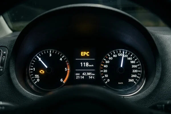 Žlutá kontrolka EPC svítící na přístrojovém štítu vozu koncernu Volkswagen
