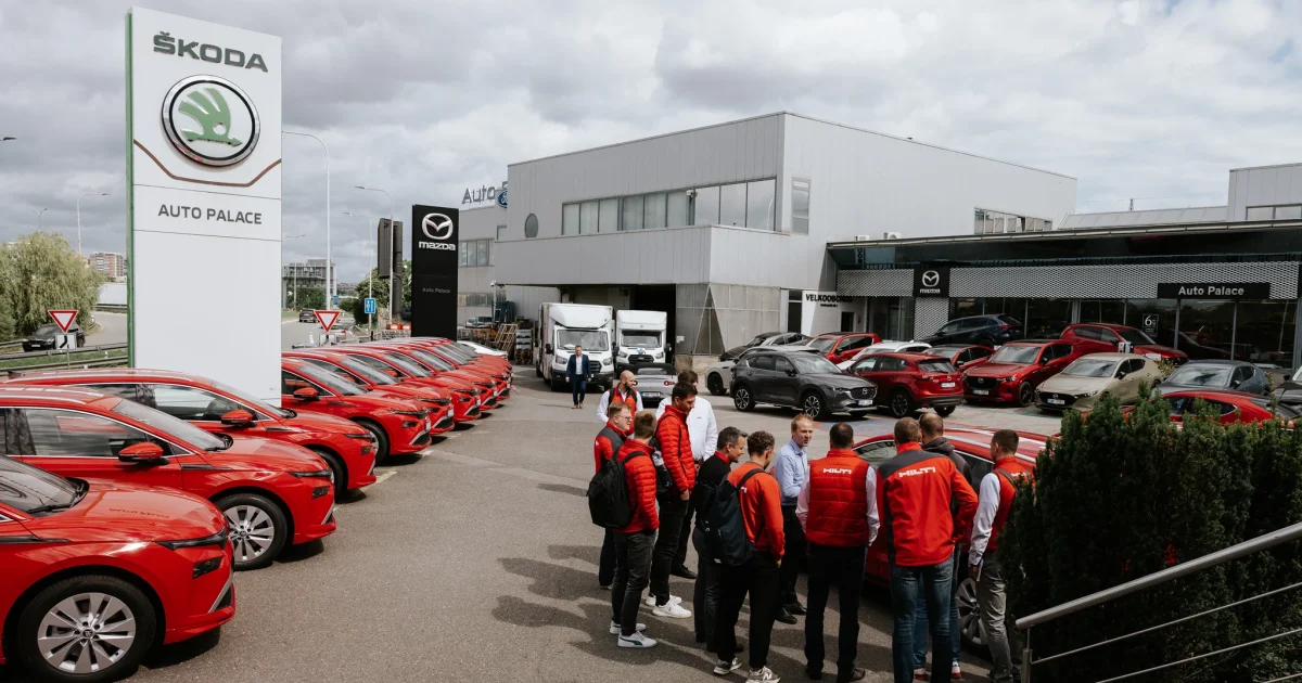Flotila červených elektromobilů Škoda Enyaq pro Hilti ČR před centrem AutoPalace Spořilov