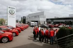 Flotila červených elektromobilů Škoda Enyaq pro Hilti ČR před centrem AutoPalace Spořilov