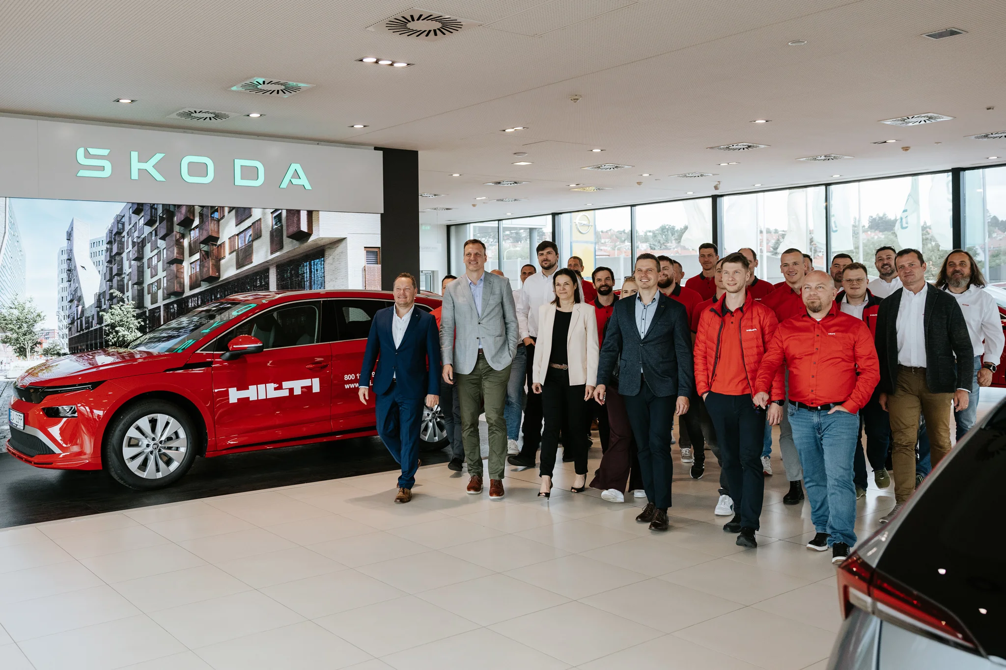 Zástupci Hilti ČR a AutoPalace Spořilov při předání flotily elektromobilů Škoda Enyaq
