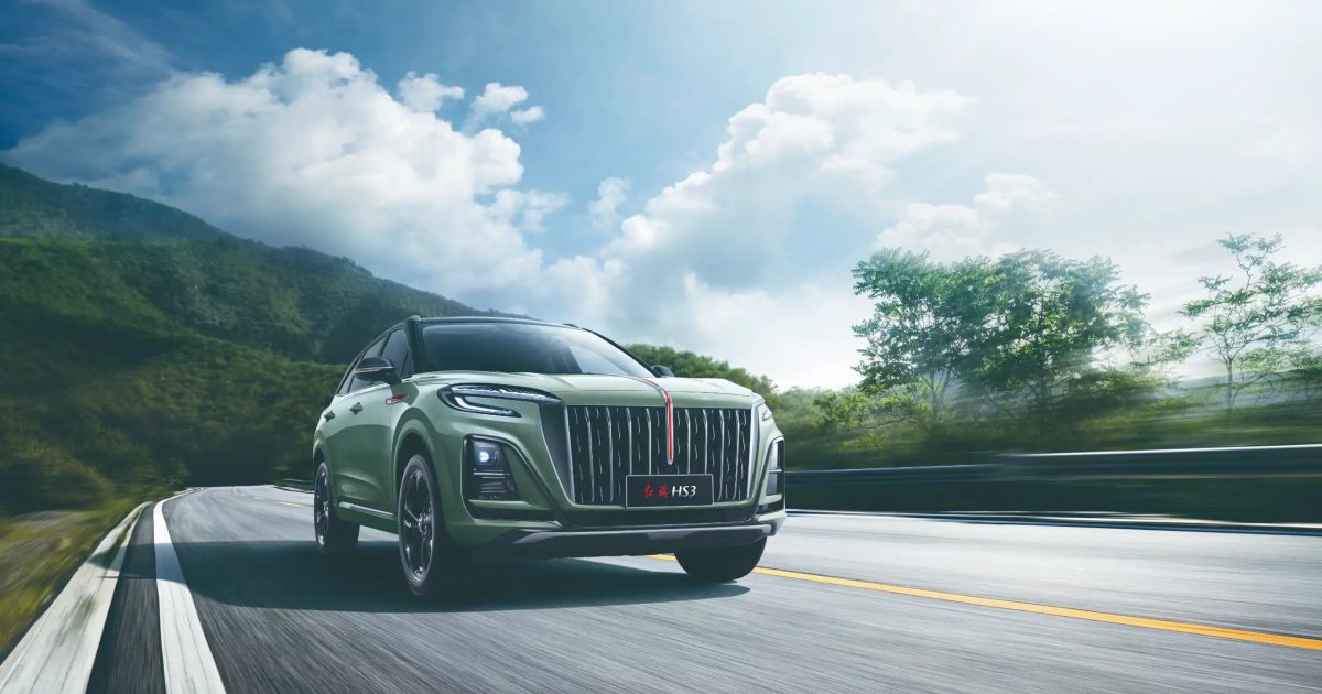 Zelené SUV Hongqi HS3 v předním tříčtvrtečním pohledu na silnici
