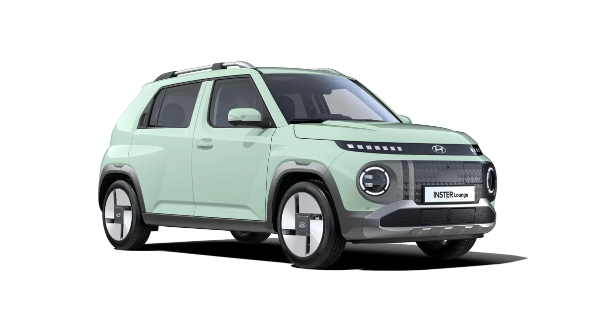 Hyundai Inster Lounge v laku Glow Mint, pohled zepředu ze tří čtvrtin
