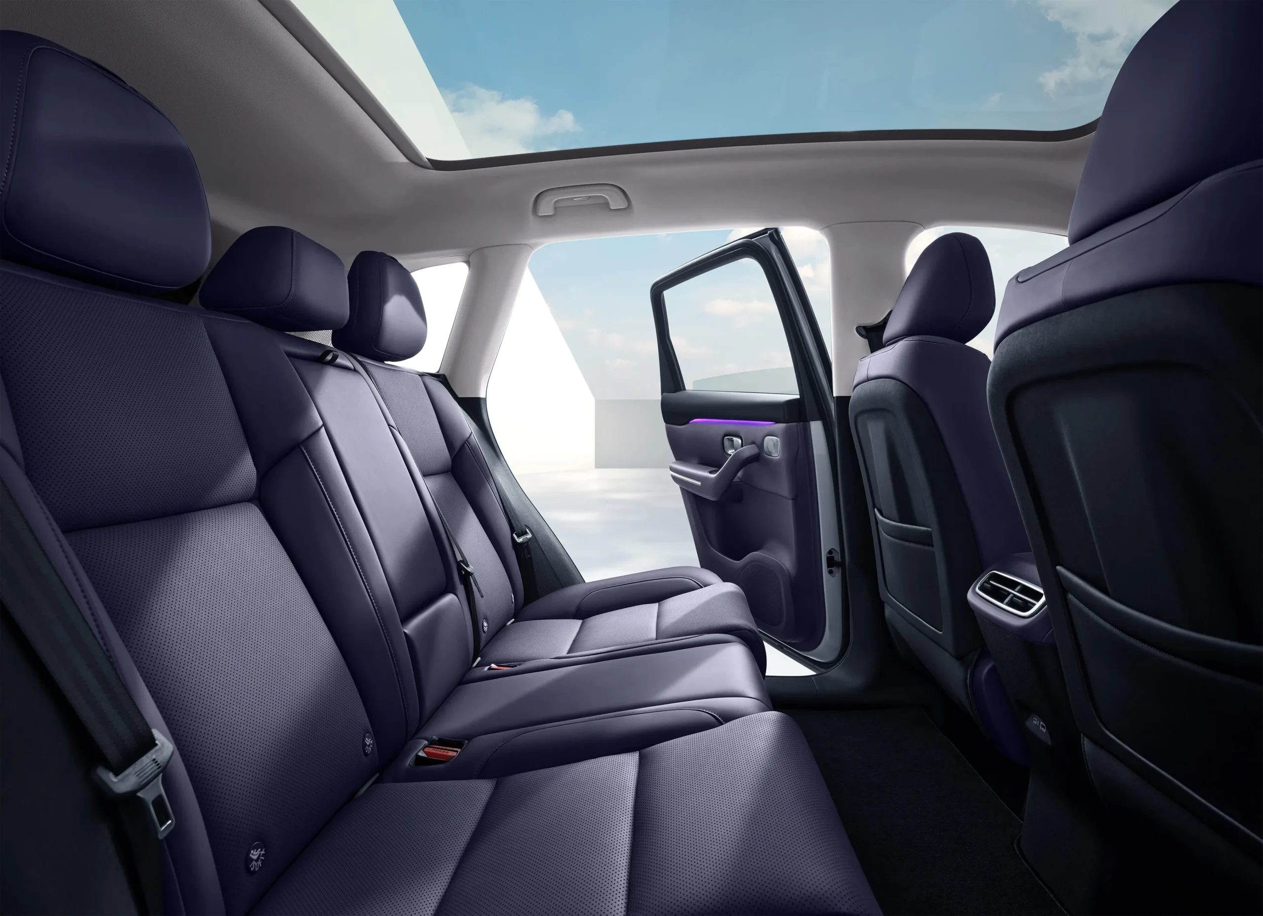 Zadní sedadla Leapmotor C10 s panoramatickou střechou