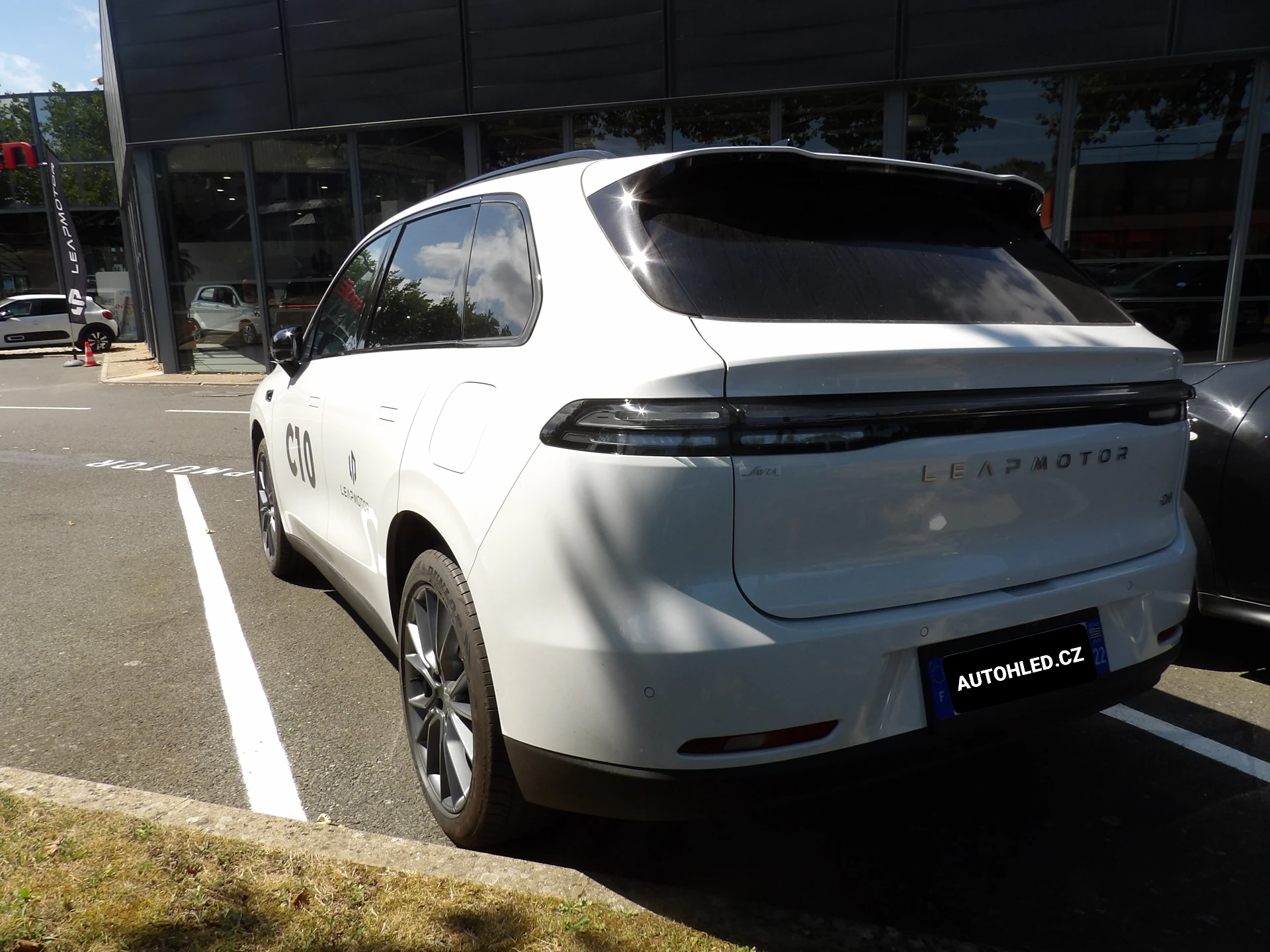 Leapmotor C10 bílá, pohled zezadu