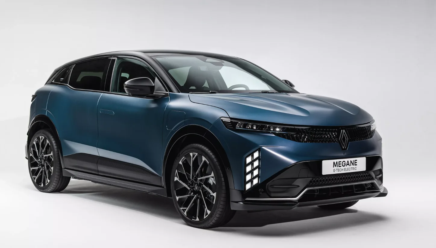 Renault Mégane E-Tech electric po faceliftu v nové barvě Satin Blue, přední tříčtvrtinový pohled