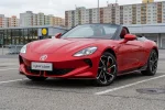 MG Cyberster - elektrický roadster s nůžkovými dveřmi, pohled zepředu