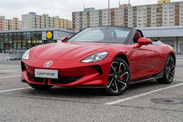 MG Cyberster - elektrický roadster s nůžkovými dveřmi, pohled zepředu
