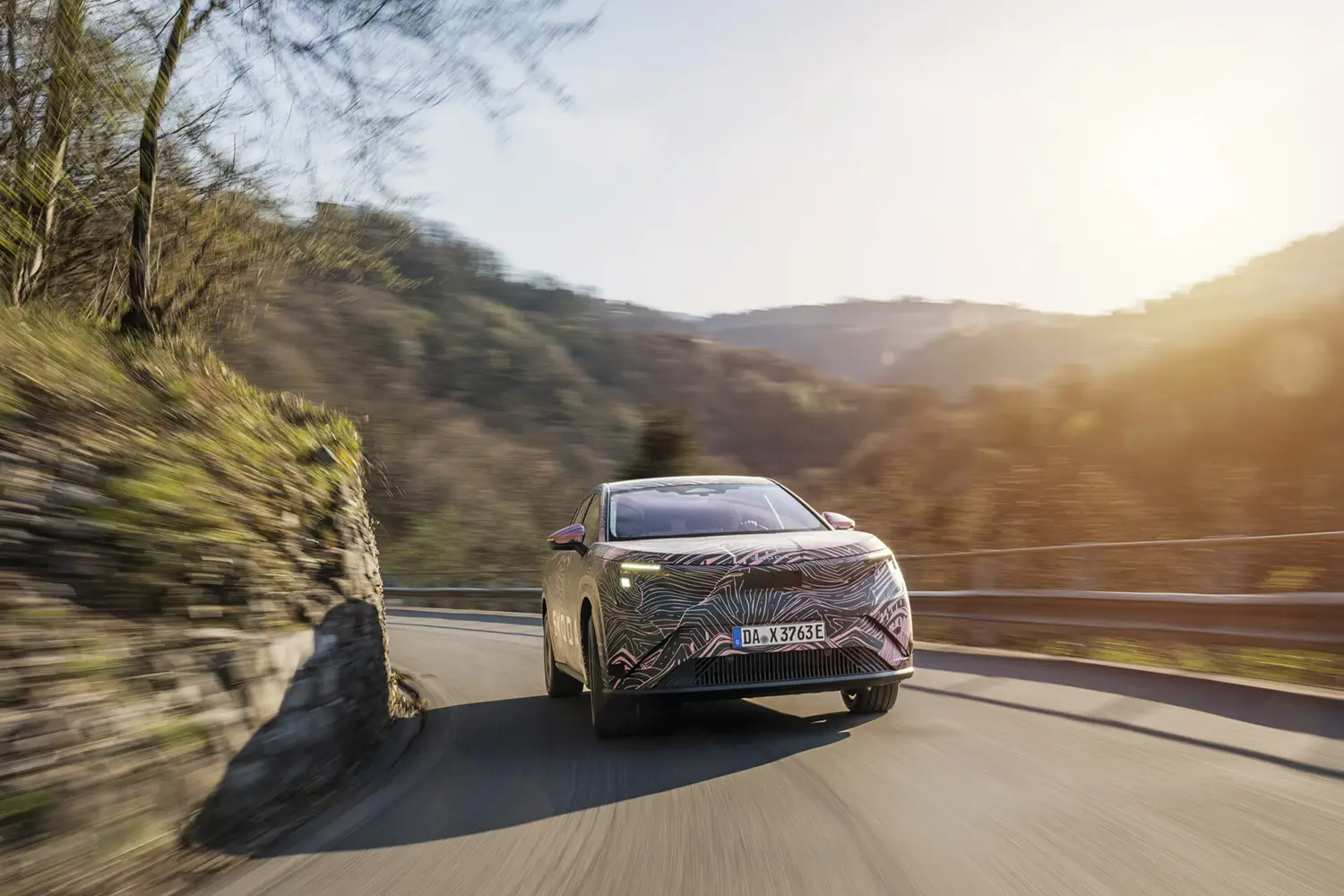 Škoda Peaq zepředu za jízdy při západu slunce, vývojový prototyp