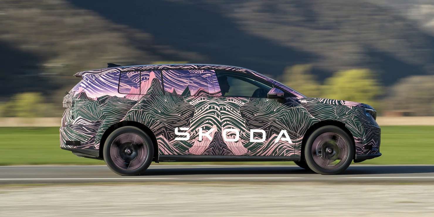 Škoda Peaq v kamufláži z boku za jízdy