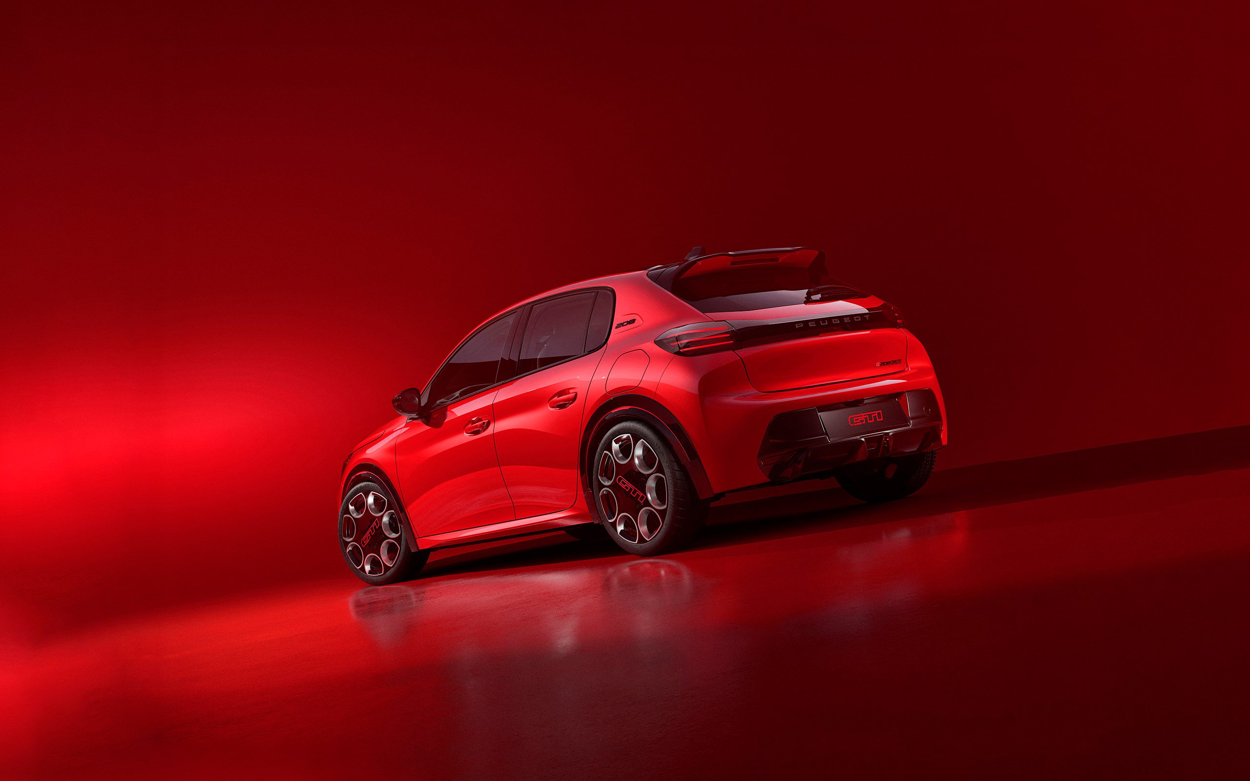 Peugeot e-208 GTi 2026 zadní pohled se spoilerem a difuzorem