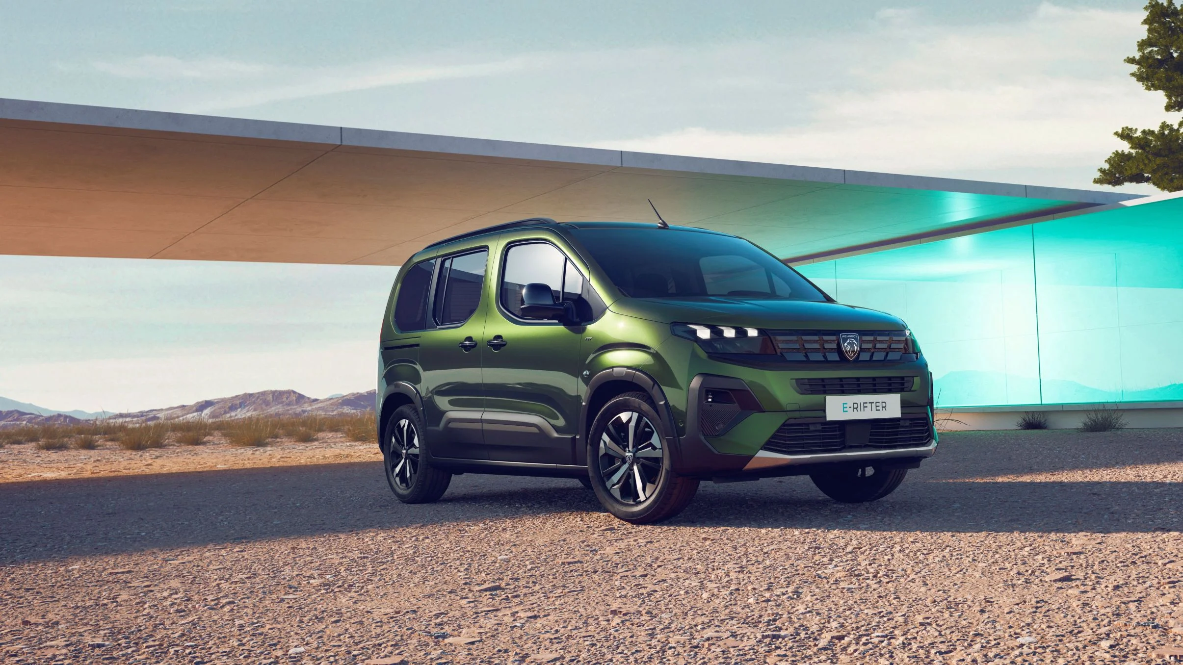 Zelený Peugeot e-Rifter z předního tříčtvrtečního pohledu