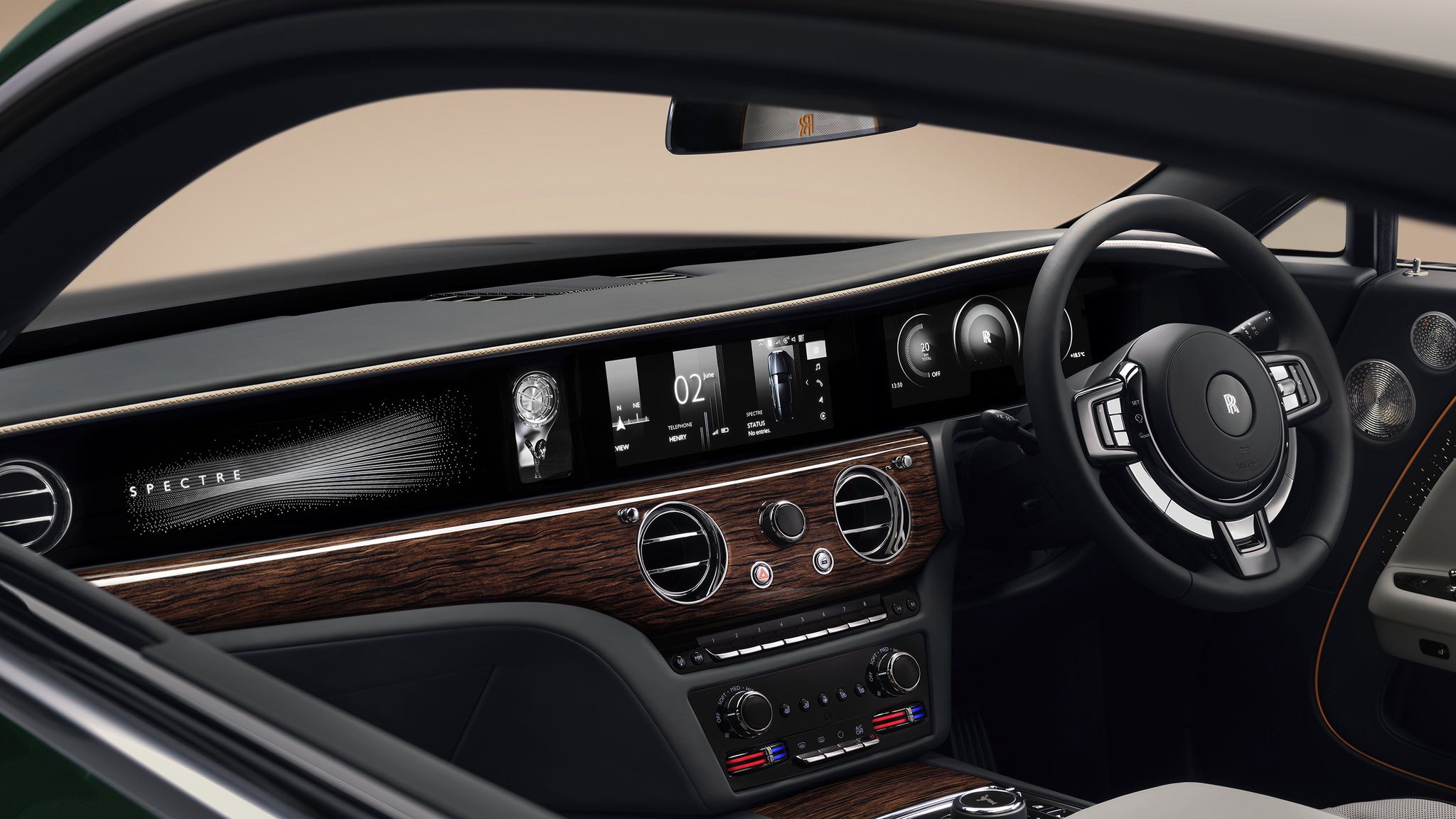 Interiér Rolls-Royce Spectre II s dřevěným dekorem a fyzickými ovladači