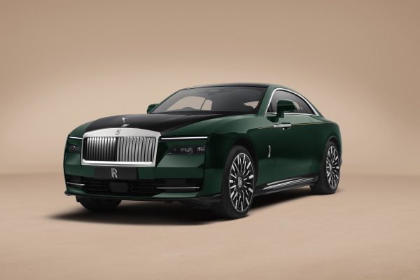 Rolls-Royce Spectre Series II zepředu, tmavě zelená metalíza