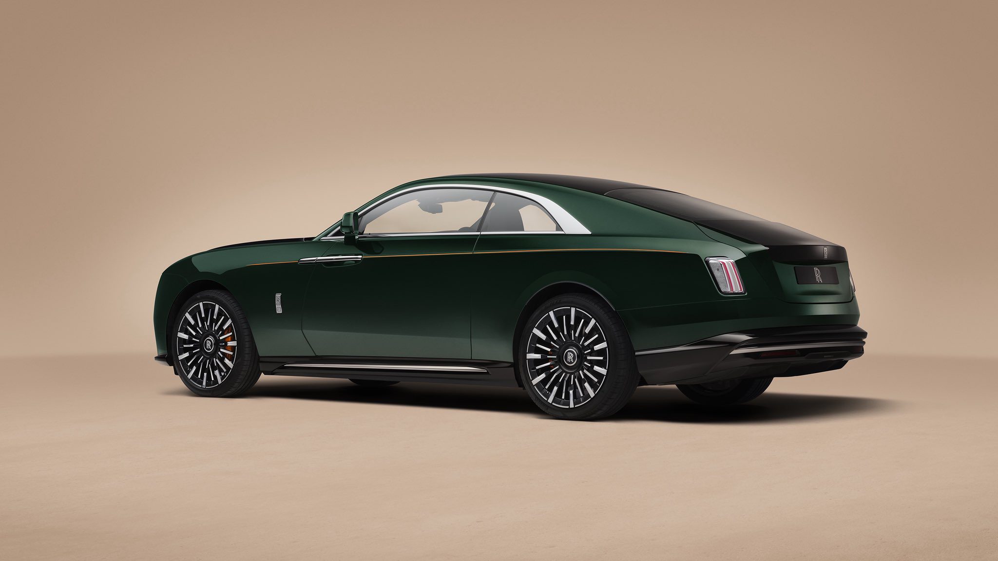 Rolls-Royce Spectre Series II zezadu se svislými světlomety