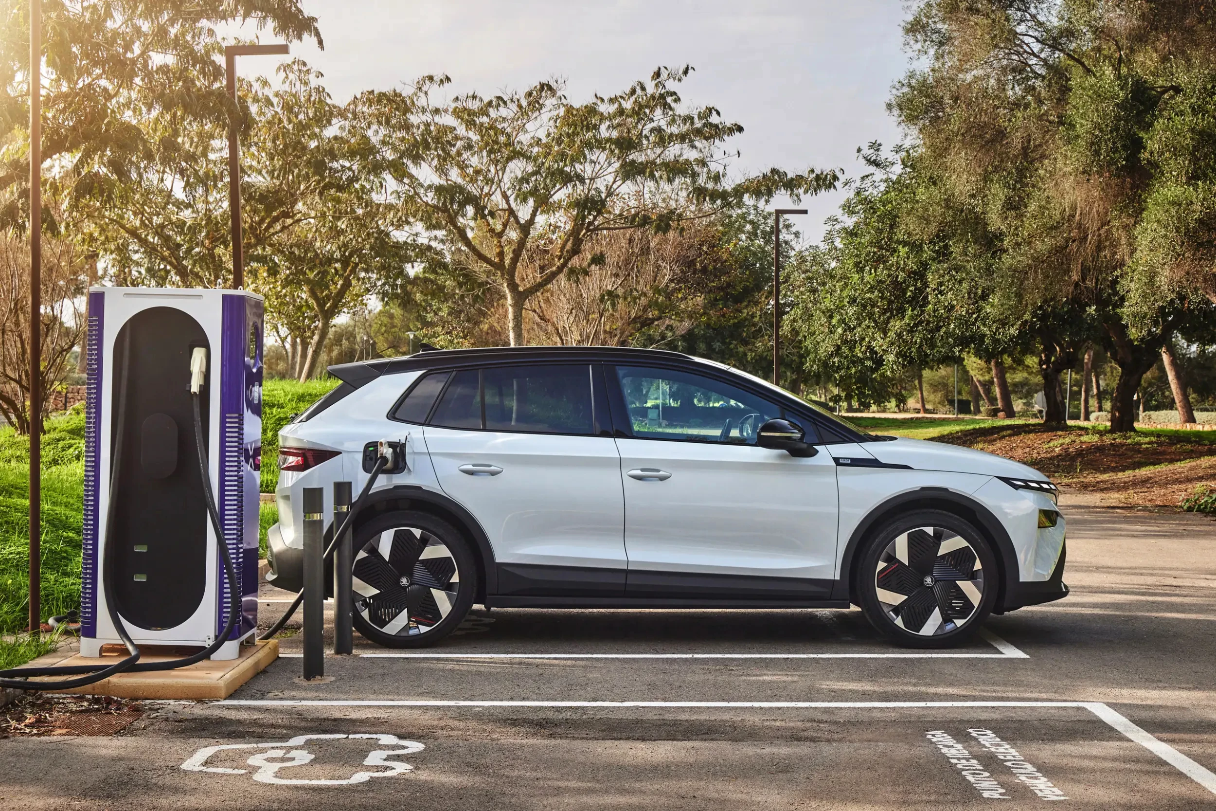 Škoda Elroq při nabíjení na DC stanici