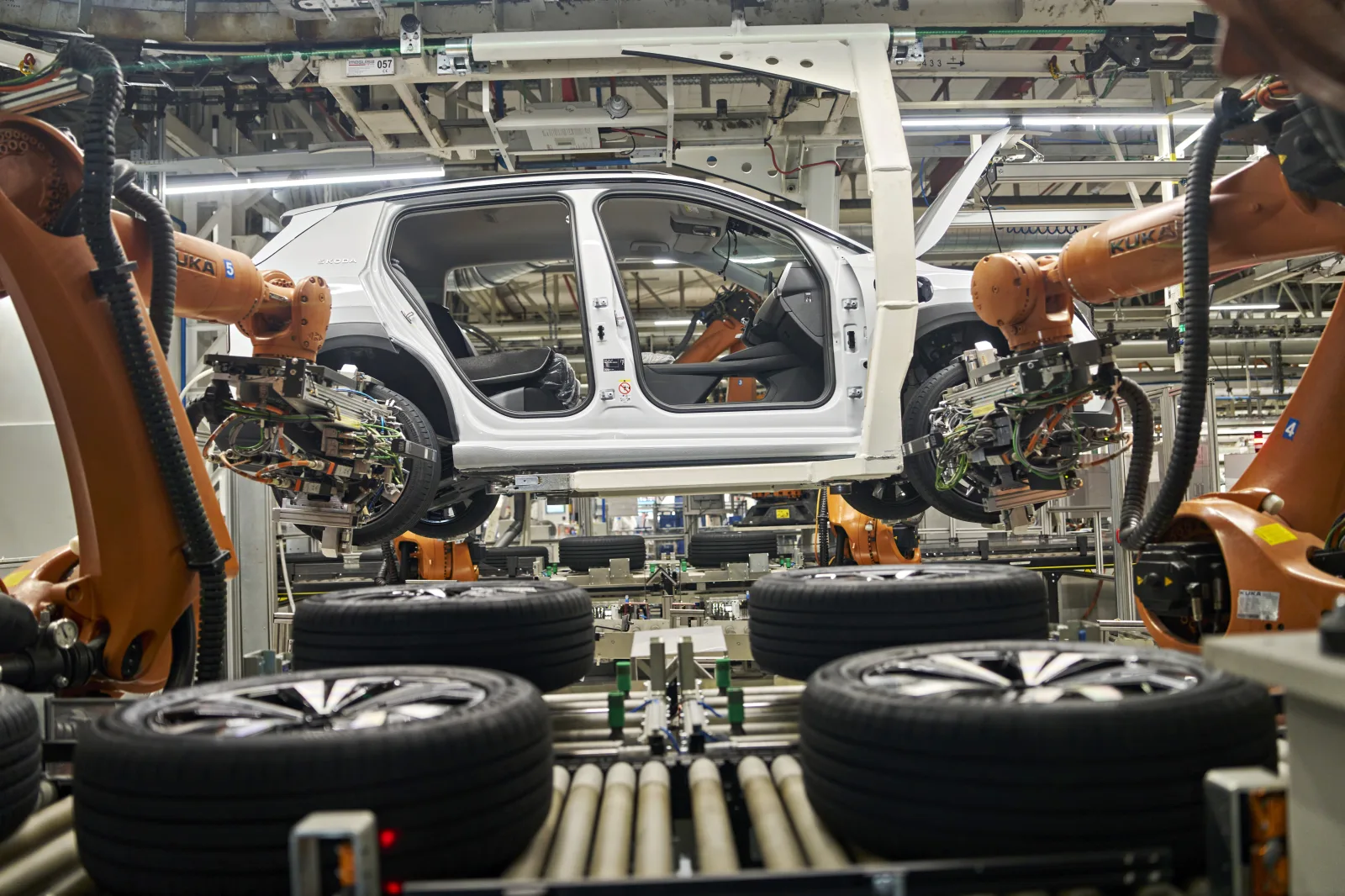 Roboti zakládají karoserii Škody Epiq na výrobní lince ve VW Navarra v Pamploně