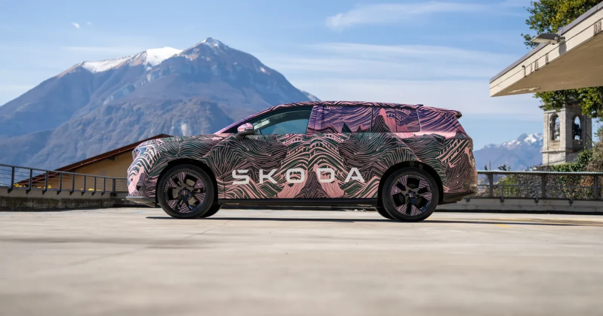 Škoda Peaq elektrické sedmimístné SUV z boku, vývojový prototyp