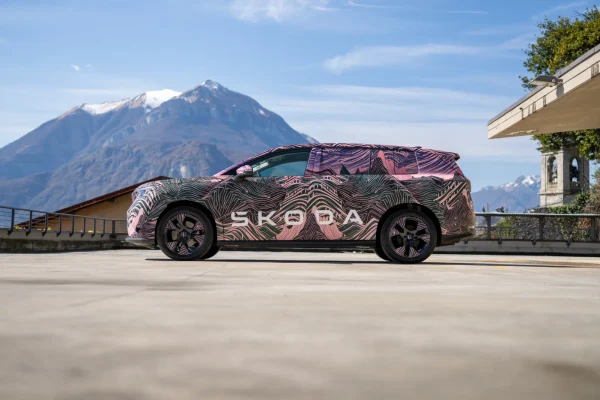 Škoda Peaq elektrické sedmimístné SUV z boku, vývojový prototyp