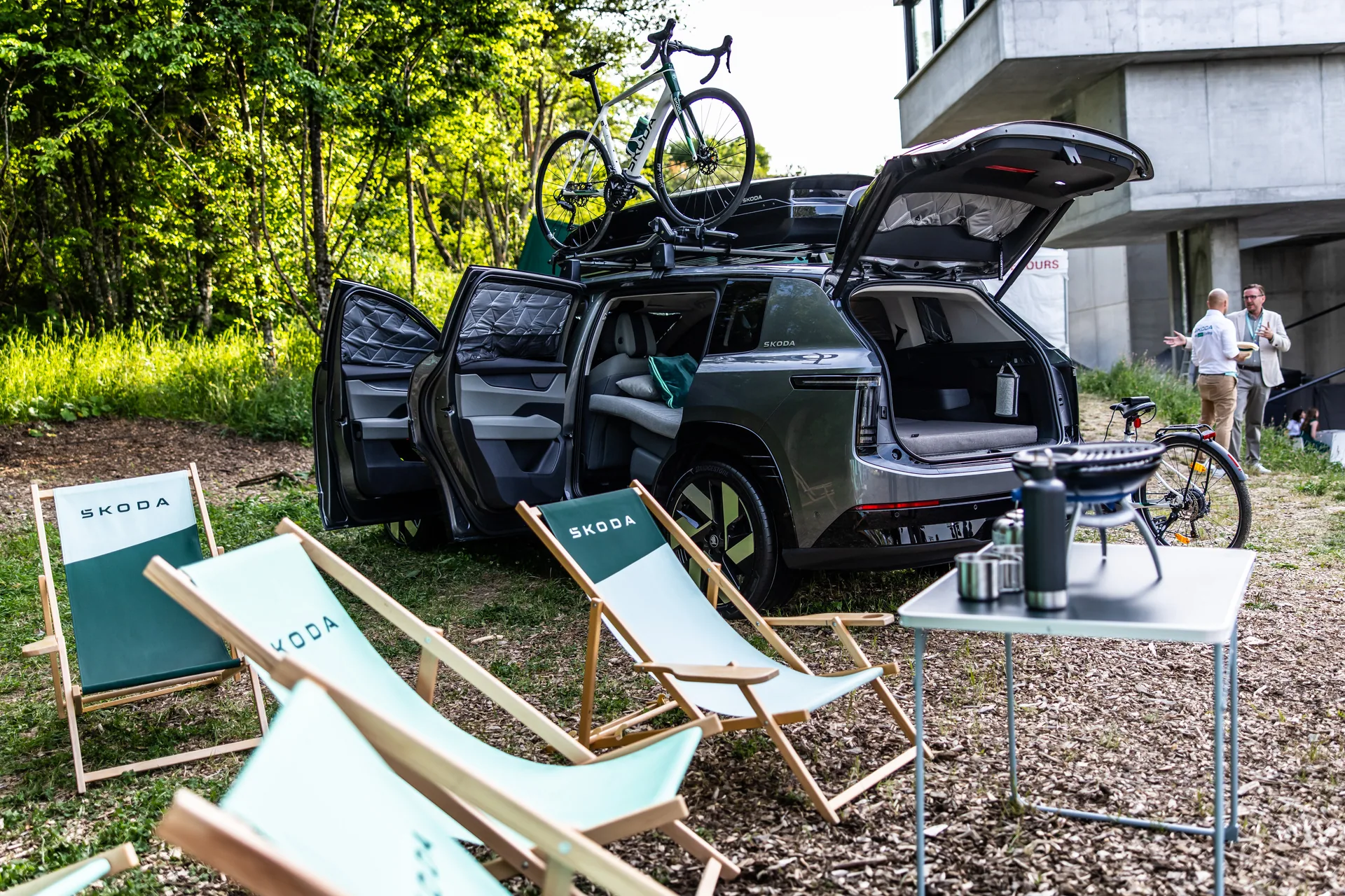 Škoda Peaq s outdoorovým a kempingovým vybavením, koly na střeše a lehátky