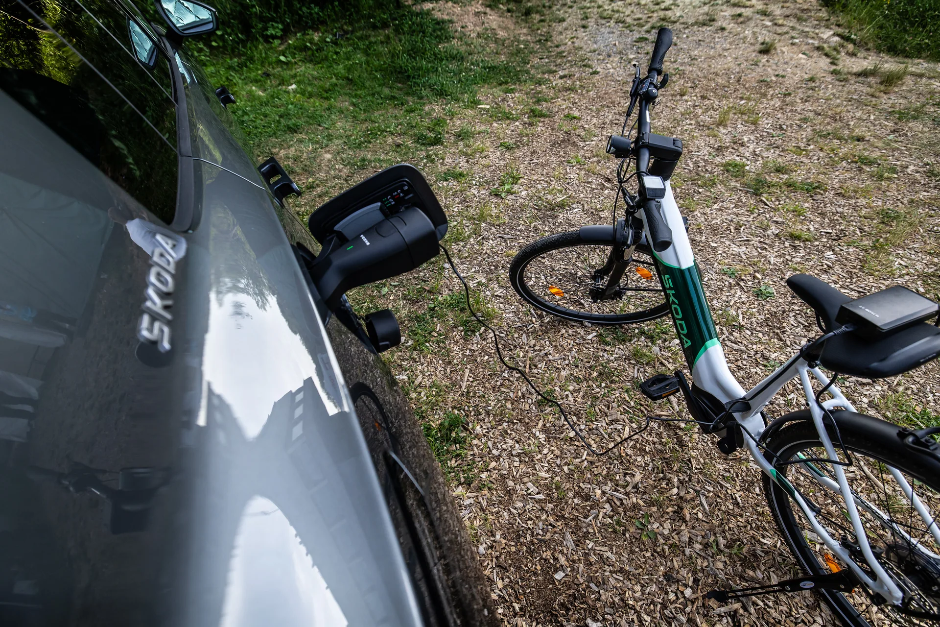 Škoda Peaq využívá obousměrné nabíjení k dobití elektrokola