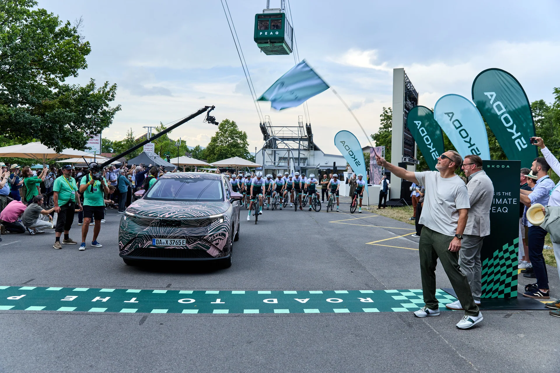Škoda Peaq vede peloton cyklistů na startu akce Road to the Ultimate Peaq