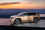Škoda Peaq na světové premiéře na vrcholu Mont Salève s výhledem na Ženevské jezero