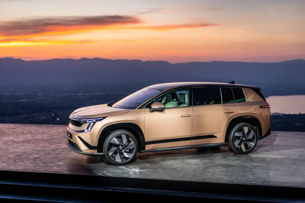 Škoda Peaq na světové premiéře na vrcholu Mont Salève s výhledem na Ženevské jezero