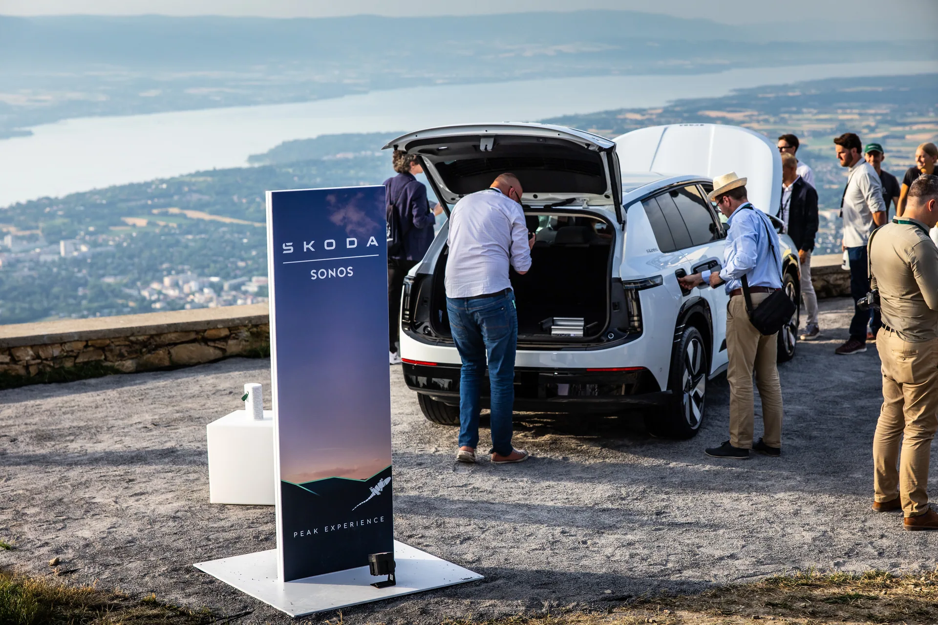 Bílá Škoda Peaq demonstrující prémiový audiosystém Sonos na premiéře