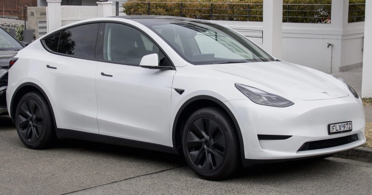 Tesla Model Y - bílý elektromobil, exteriér zepředu