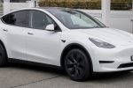 Tesla Model Y - bílý elektromobil, exteriér zepředu