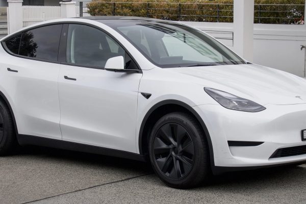 Tesla Model Y - bílý elektromobil, exteriér zepředu