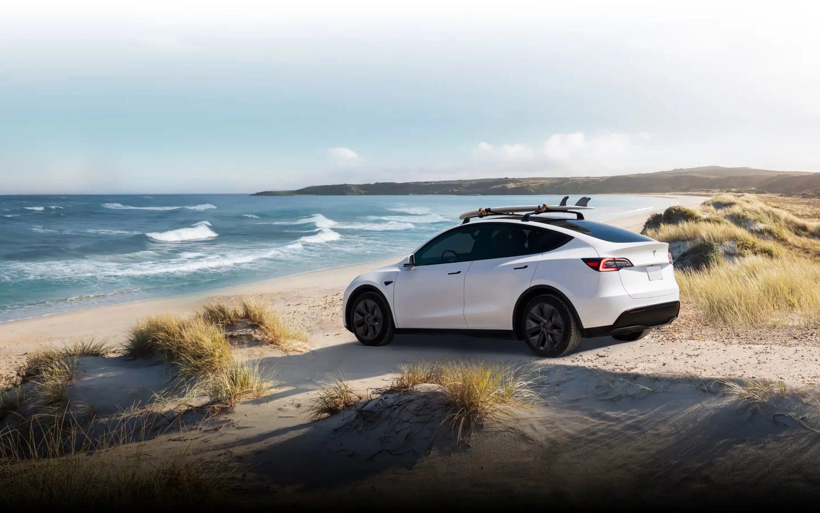 Tesla Model Y - exteriér, zadní pohled na pláži