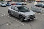 Toyota bZ4X 2026 zaparkovaná na českém parkovišti