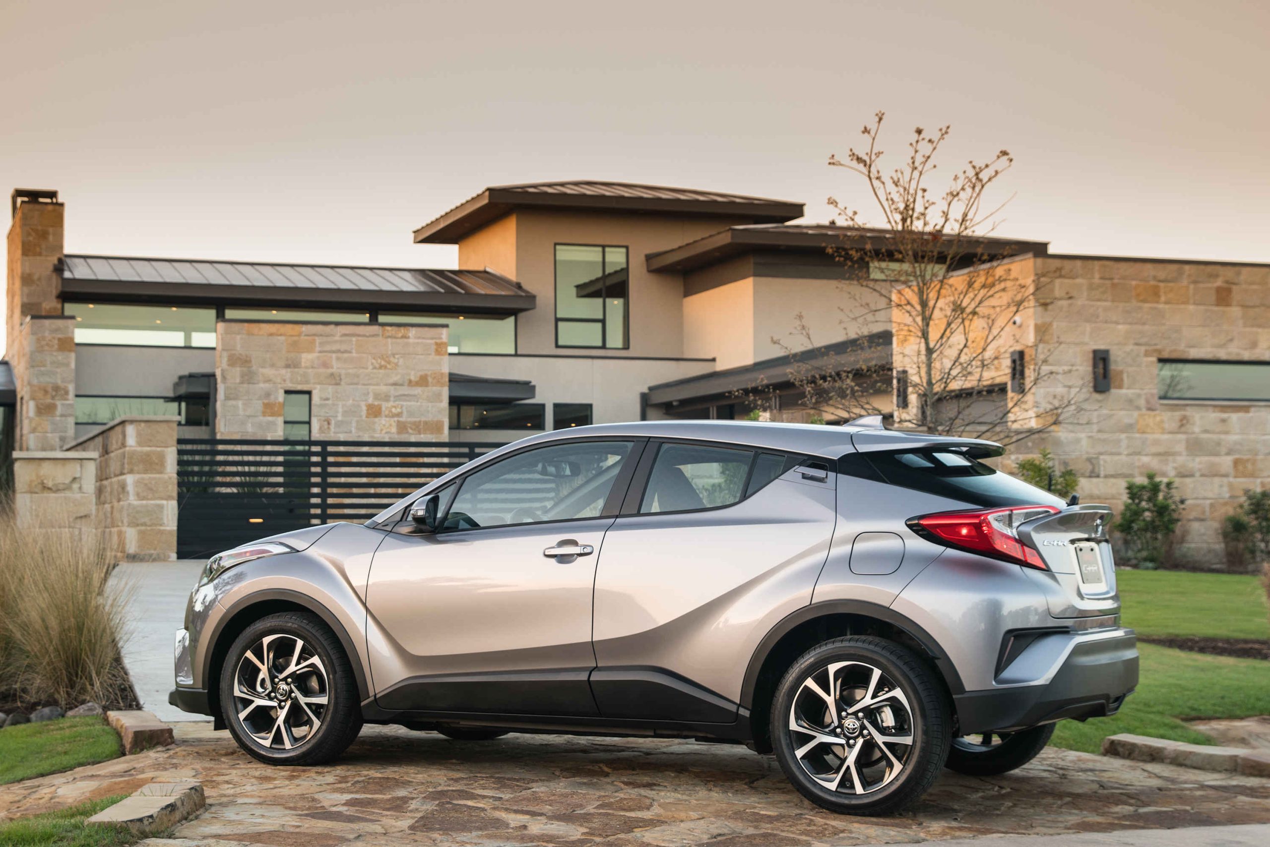 Toyota C-HR první generace z roku 2016, boční pohled