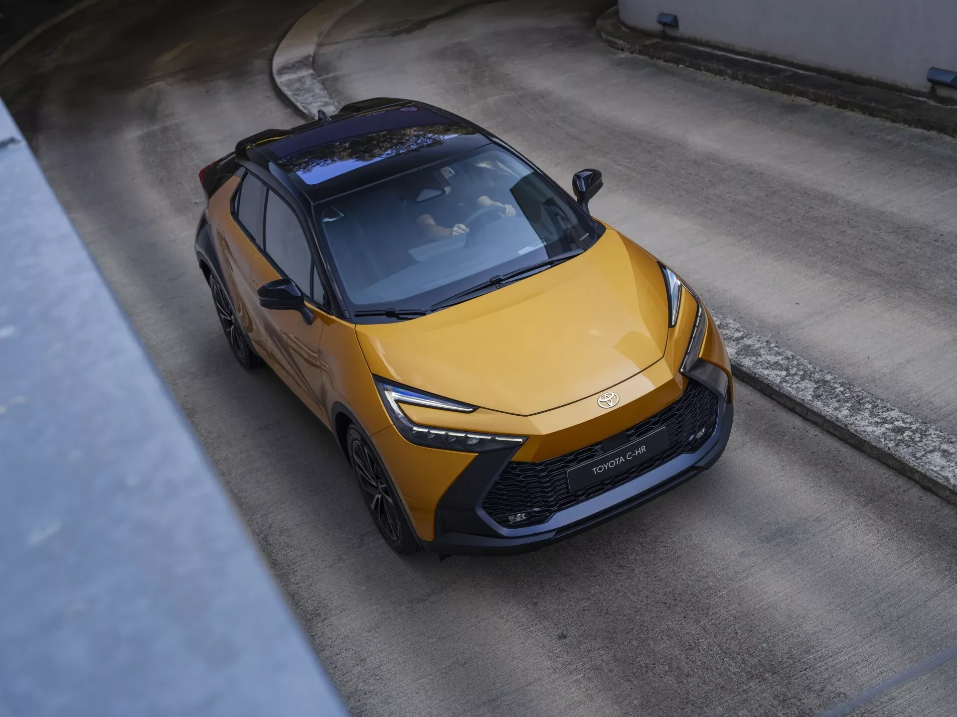 Toyota C-HR druhé generace, pohled shora na příď s hammerhead grafikou