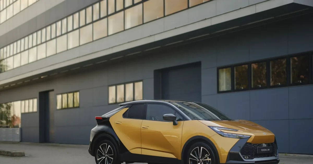 Toyota C-HR druhé generace, žlutá, přední tříčtvrteční pohled