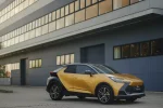 Toyota C-HR druhé generace, žlutá, přední tříčtvrteční pohled