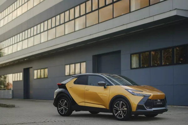 Toyota C-HR druhé generace, žlutá, přední tříčtvrteční pohled