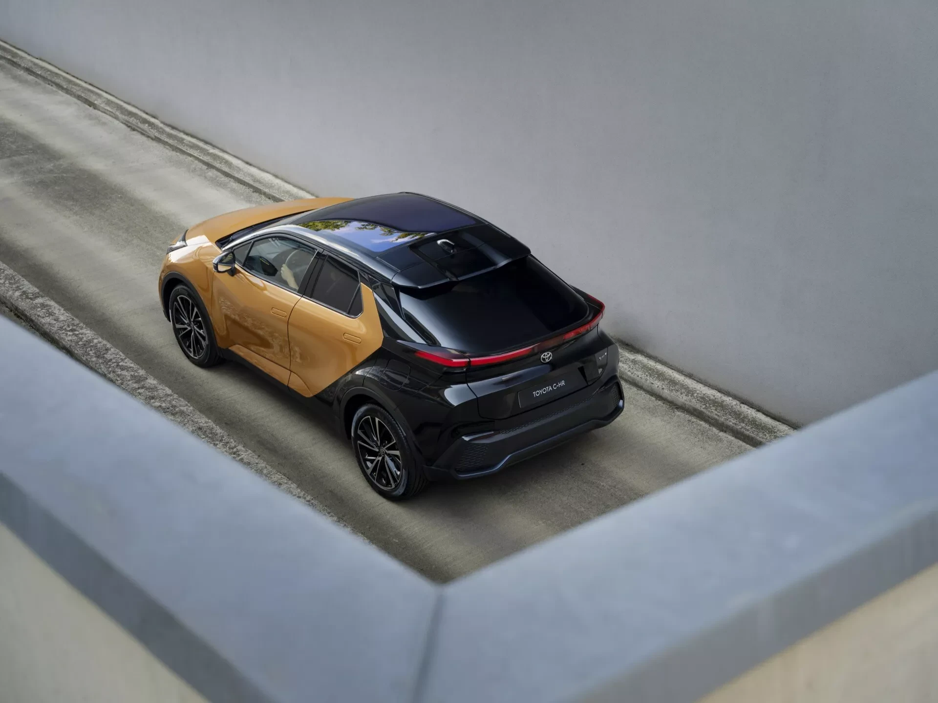 Toyota C-HR druhé generace, zadní část s celovozovým světelným pruhem a dvoubarevnou karoserií