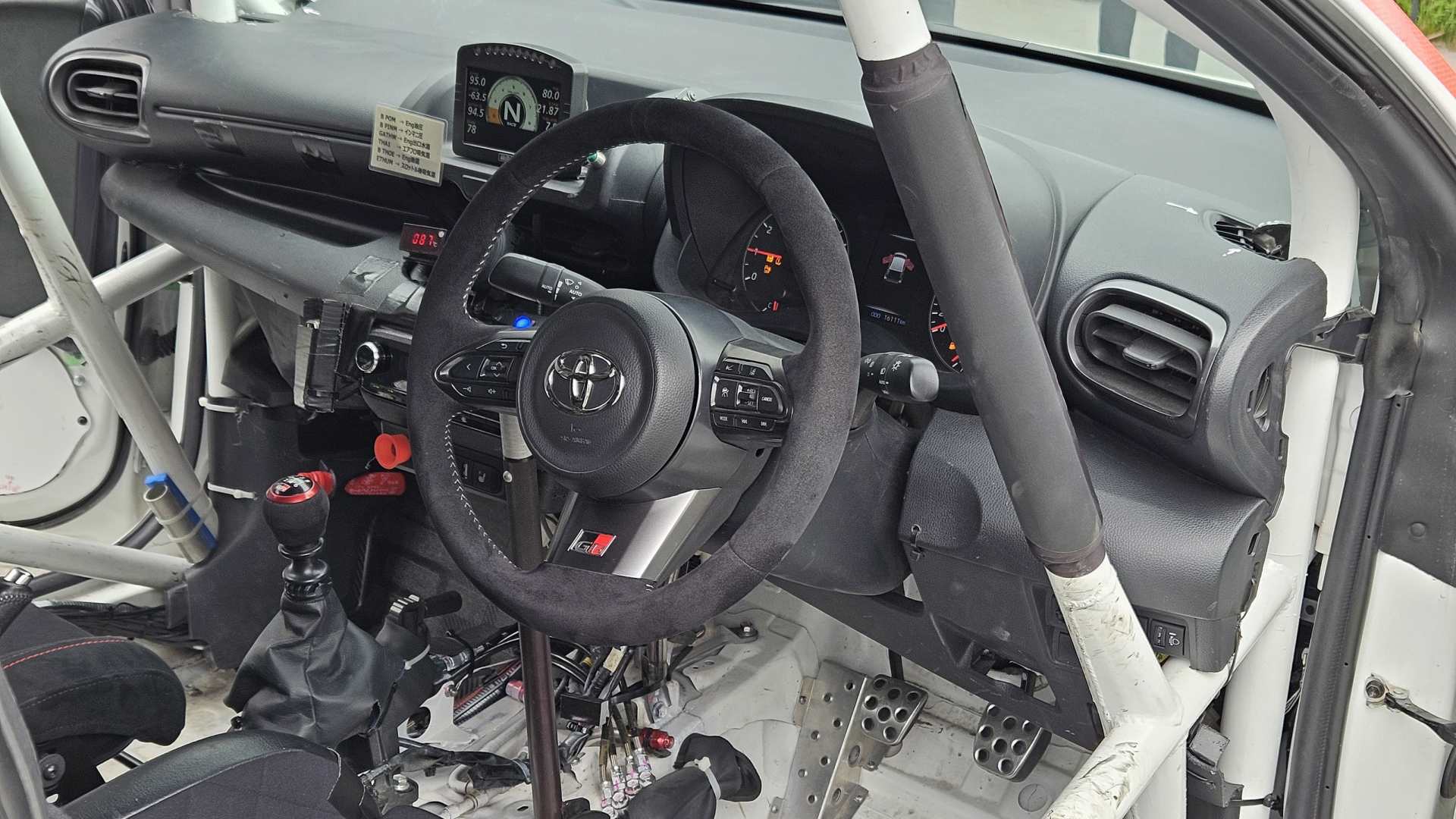Interiér prototypu Toyota se středovým motorem s ochranným rámem a závodním volantem