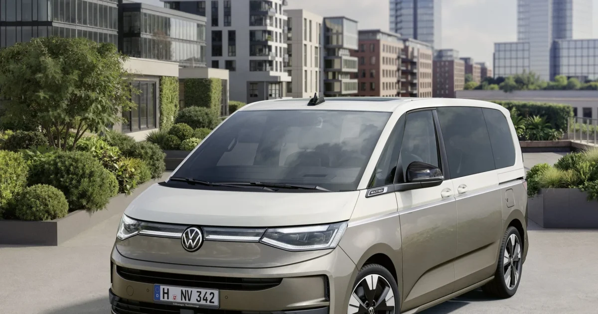 Modernizovaný Volkswagen Multivan 2026 - boční pohled na novou příď