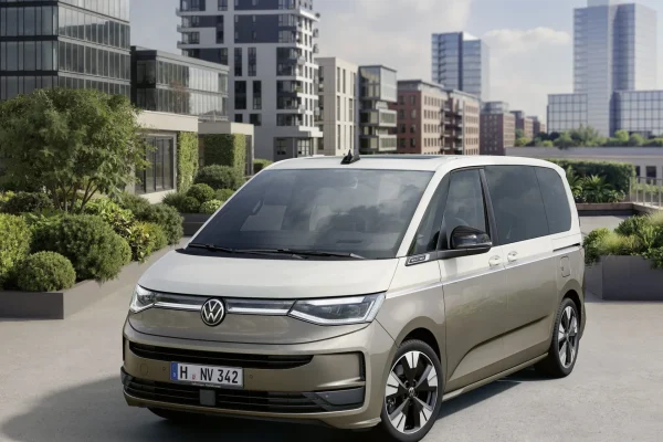 Modernizovaný Volkswagen Multivan 2026 - boční pohled na novou příď