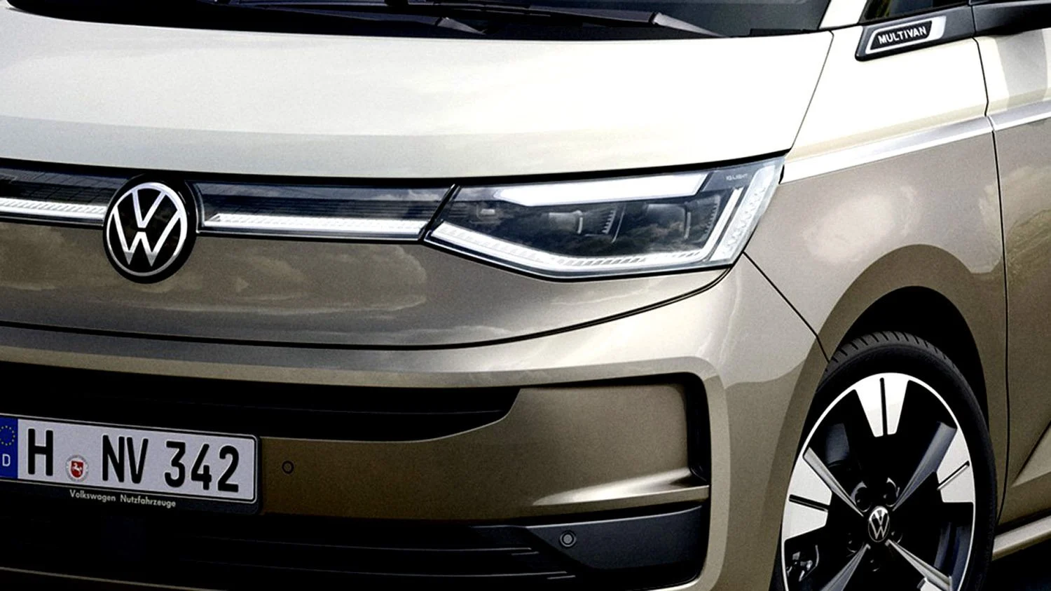 Detail nové přídě Volkswagen Multivan - LED světlomet a dvoubarevný lak